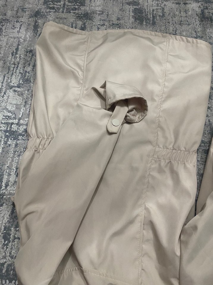 Düğmeli Bej Kısa Kollu Uzun Yağmurluk - Görsel 4