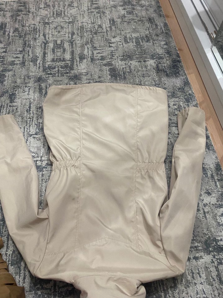 Düğmeli Bej Kısa Kollu Uzun Yağmurluk - Görsel 3