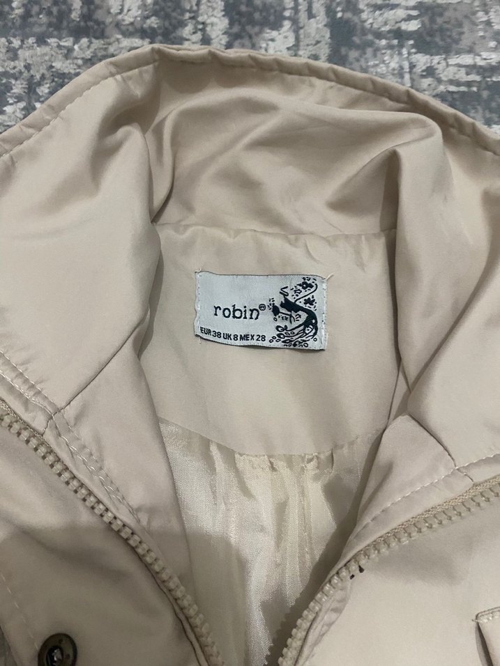 Düğmeli Bej Kısa Kollu Uzun Yağmurluk - Görsel 2