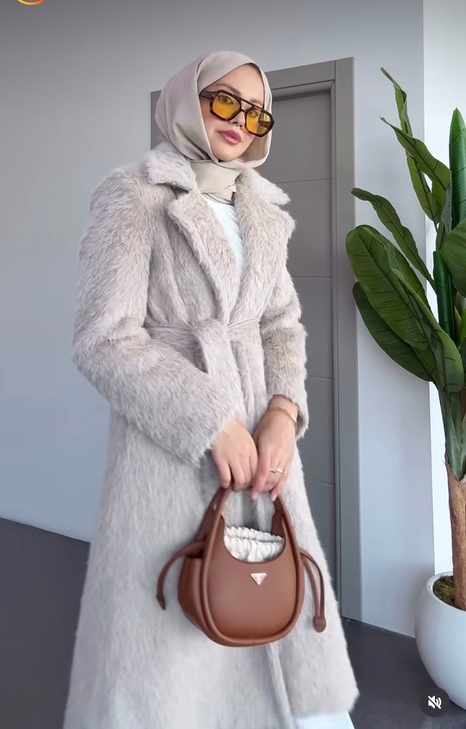 Siyah Uzun Kollu Peluş Kadın Kaban - Görsel 3