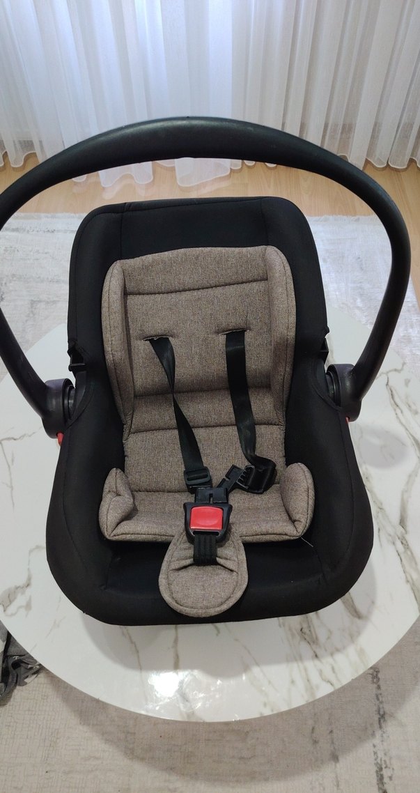 Gri ve Kahverengi Bebek Oto Koltuğu - Görsel 2