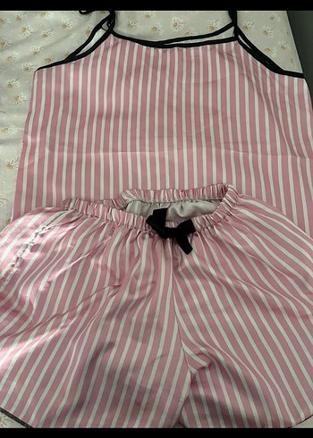 Pembe Çizgili Mini Askılı Kadın Pijama Takımı