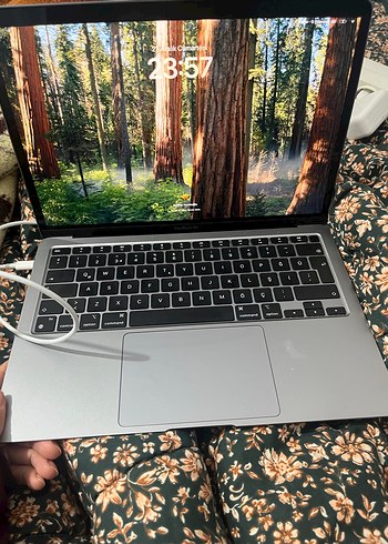 Gri Apple MacBook Dizüstü Bilgisayar - Görsel 2