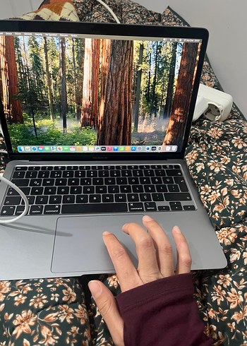 Gri Apple MacBook Dizüstü Bilgisayar - Görsel 3
