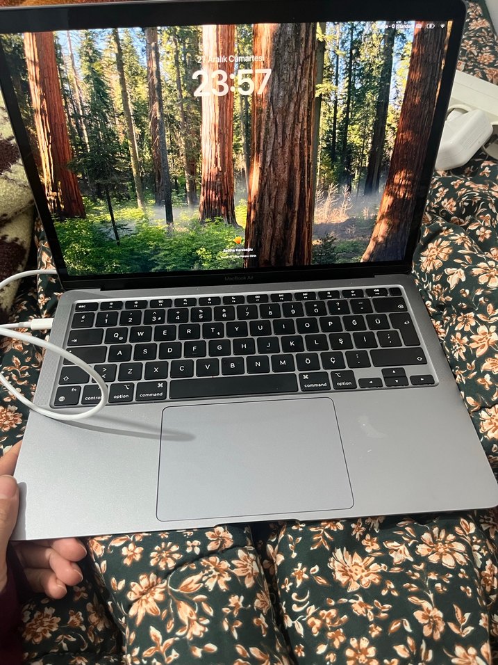 Gri Apple MacBook Dizüstü Bilgisayar - Görsel 2
