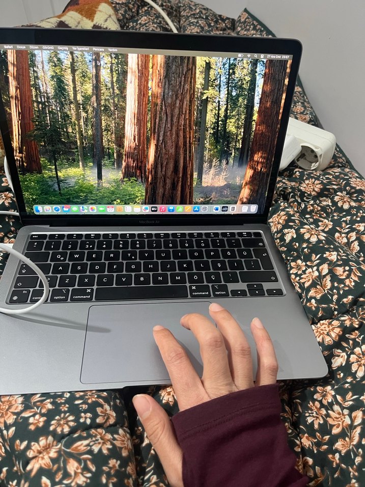 Gri Apple MacBook Dizüstü Bilgisayar - Görsel 3