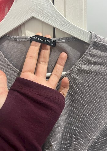 Düğmeli V Yaka Gri Kadın Bluz - Görsel 3