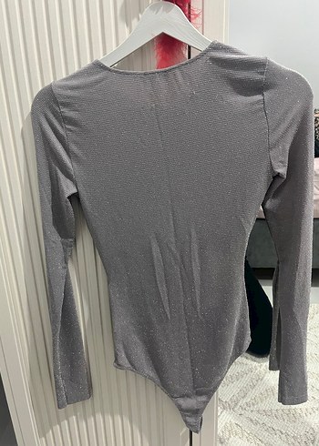 Düğmeli V Yaka Gri Kadın Bluz - Görsel 2