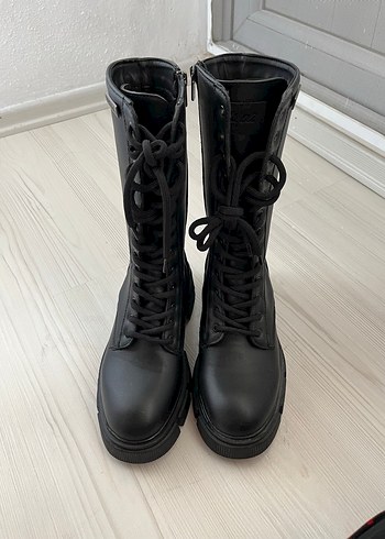 38 Beden Siyah Bağcıklı Uzun Kadın Bot