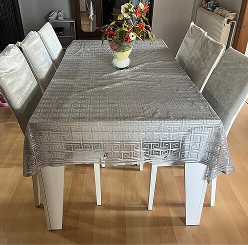 Beyaz yemek masası