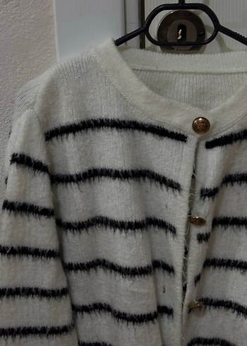 Düğmeli Beyaz Siyah Çizgili Hırka - Görsel 2