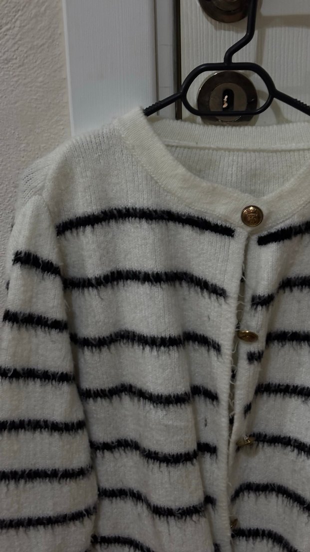 Düğmeli Beyaz Siyah Çizgili Hırka - Görsel 2