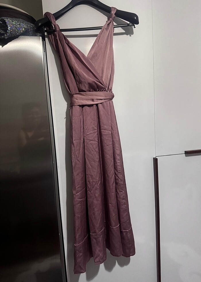 Şık saten elbise - Görsel 4