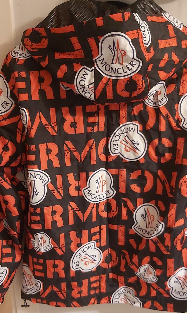 Erkek Kırmızı Baskılı Rahat Kesim Yağmurluk - Görsel 3