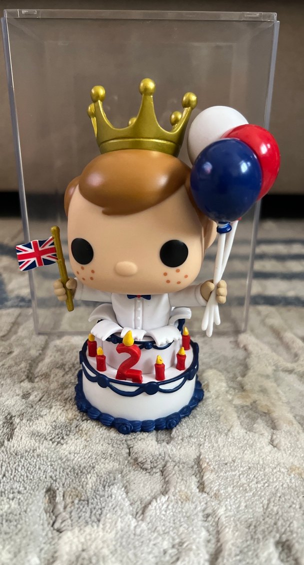 Funko Pop Freddy Taçlı Figür ve Doğum Günü Pastası Figürü - Görsel 3