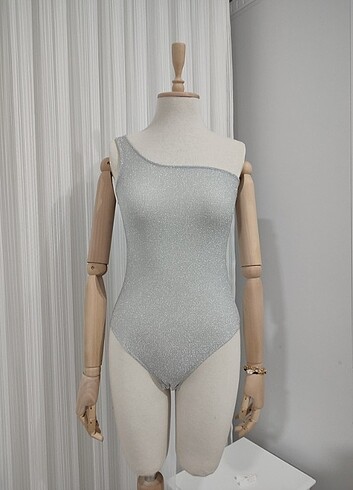 h&m tek omuzlu simli bodysuit
