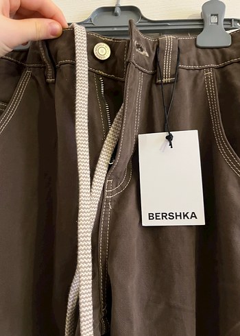 Kadın haki bershka Kemerli Rahat baggy pantolon - Görsel 4