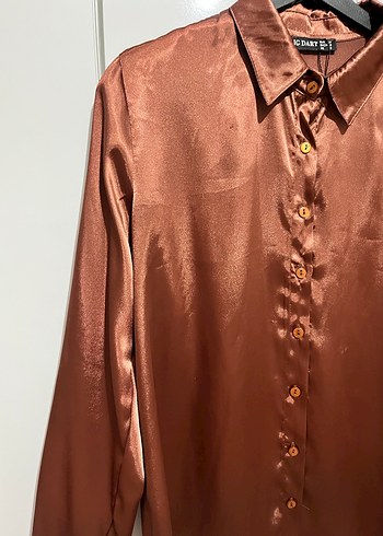 Düğmeli Parlak Kahverengi Kadın Gömlek - Görsel 3