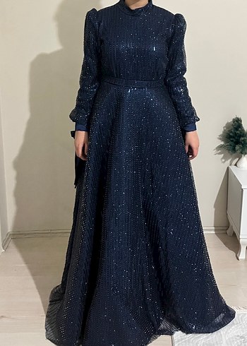 Uzun Lacivert Parlak Pileli Kadın Abiye Elbise - Görsel 2