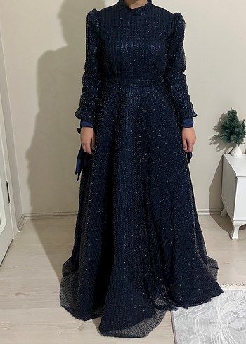 Uzun Lacivert Parlak Pileli Kadın Abiye Elbise - Görsel 4