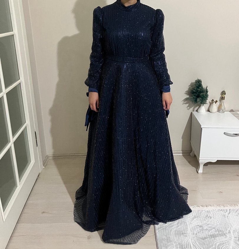 Uzun Lacivert Parlak Pileli Kadın Abiye Elbise - Görsel 4