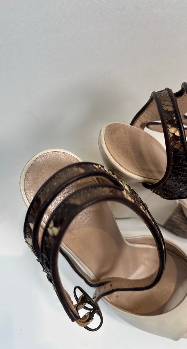 Zuhair Murad / Yılan Desenli Tokalı Beyaz Dolgu Topuk — görsel 3/7