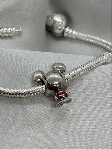  Beden Mickey Charm