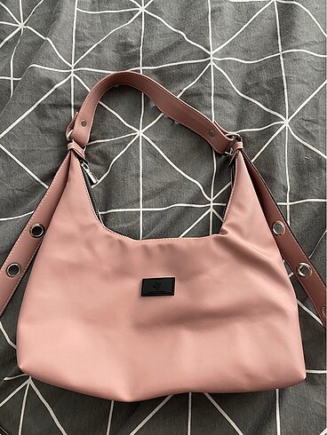 Pembe çanta