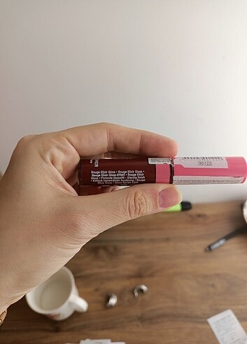 Beden pembe Renk Yves Rocher Dudak Parlatıcısı Ruj 90122