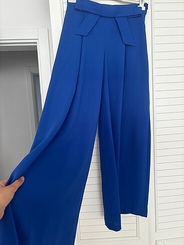 Mavi fiyonklu pantolon