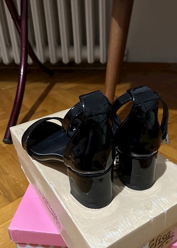 Kadın Siyah Rugan Tokalı Topuklu Ayakkabı - Görsel 3