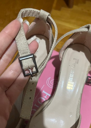 Bej Yılan Desenli Süet Tokalı Topuklu Ayakkabı - Görsel 2