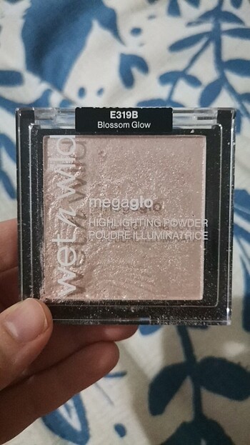 Wet n wild Aydınlatıcı blossom glow