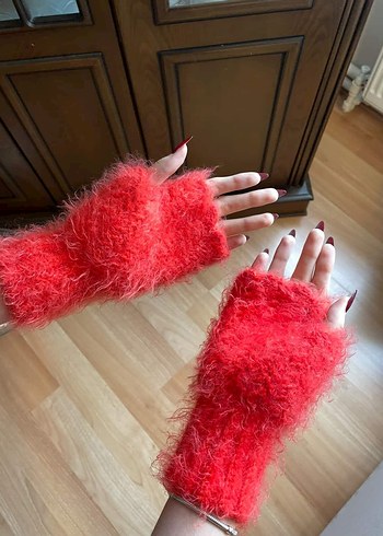 Kırmızı Tüylü Örgü Kadın Eldiveni - Görsel 2