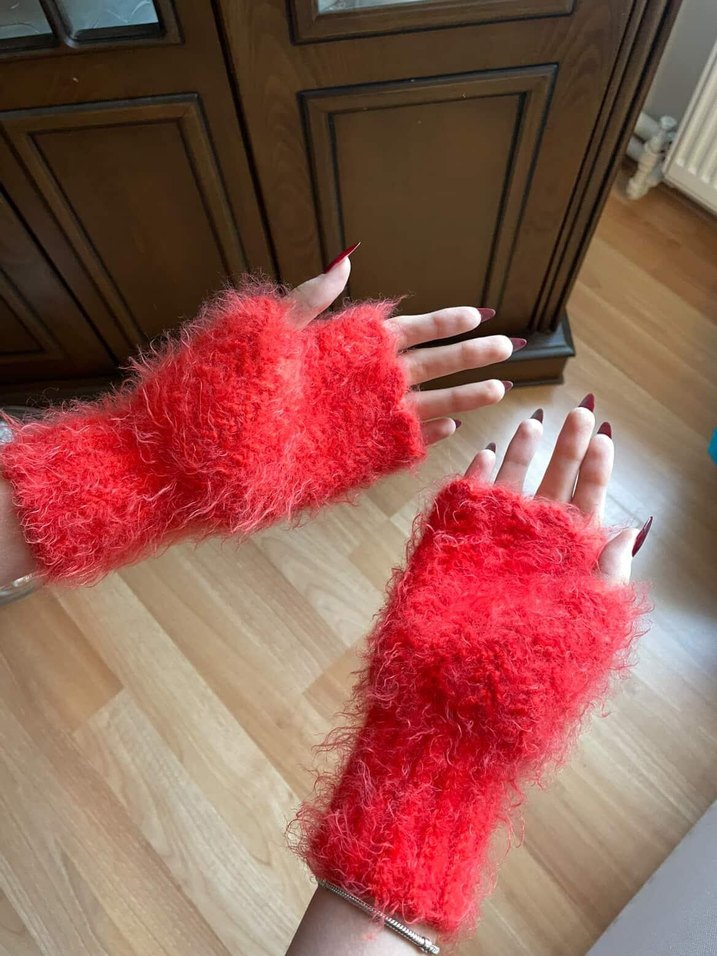 Kırmızı Tüylü Örgü Kadın Eldiveni - Görsel 2