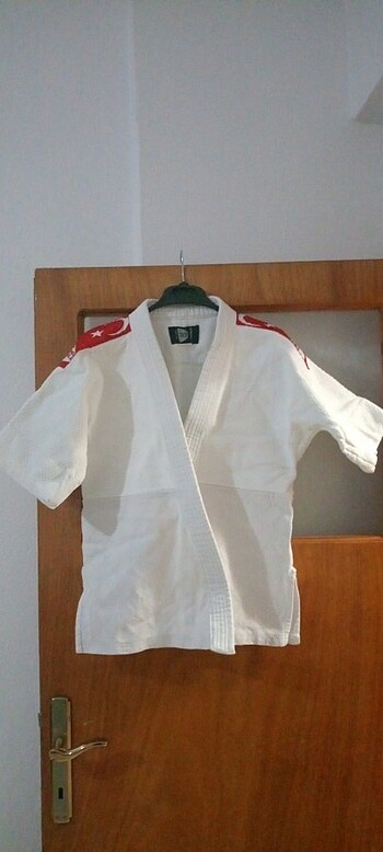 Judo kıyafeti 8 9 yaş için uygundur yakasında küçük bir de forme