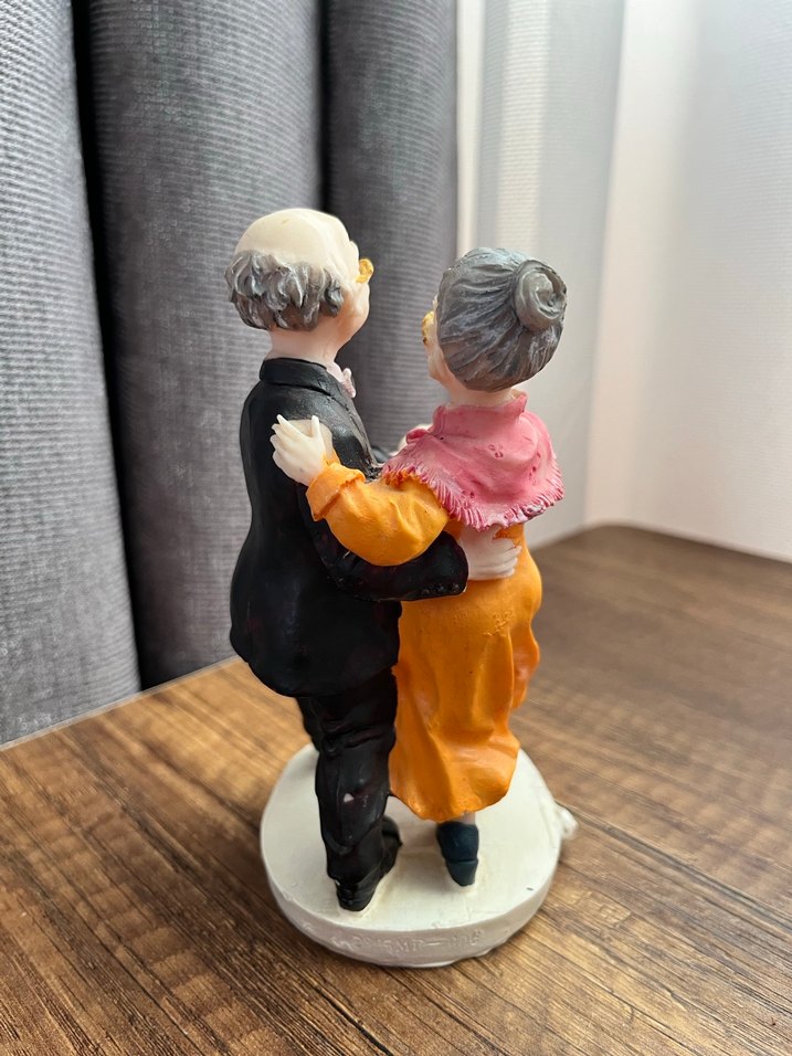 Renkli Altın Figürlü Dans Eden Yaşlı Çift - Görsel 3