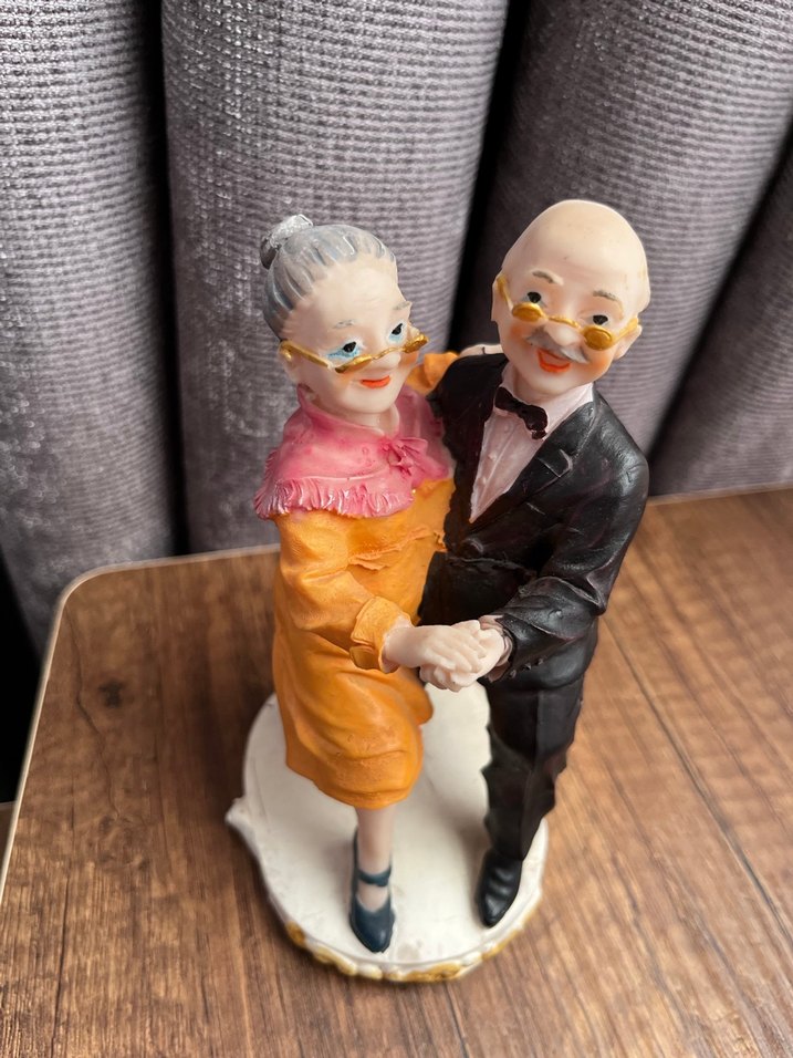 Renkli Altın Figürlü Dans Eden Yaşlı Çift - Görsel 2