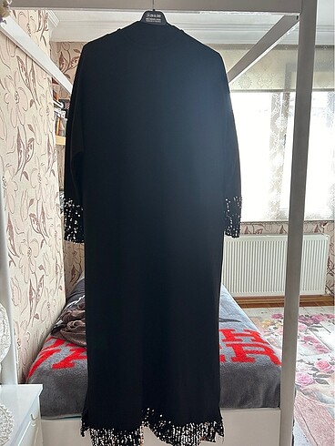 Siyah pul detaylı elbise