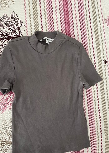 Kısa Kollu Gri Yüksek Yaka Kadın Tişört