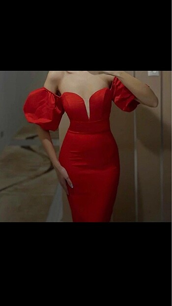 Kırmızılı elbise
