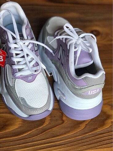 New Balance lila ve Dior pudra iki ayakkabı