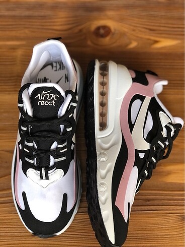 Nike AIR REACT