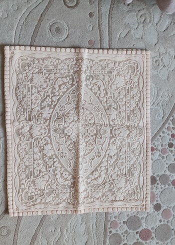 İşlemeli krem renk yatak örtüsü - Görsel 2