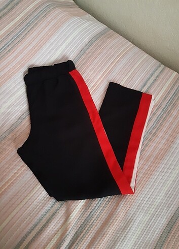 Defacto Yanları kırmızı beyaz şeritli pantalon