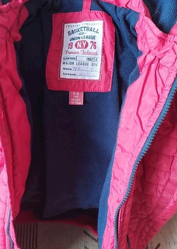 Kırmızı Kapüşonlu Çocuk mont - Görsel 3