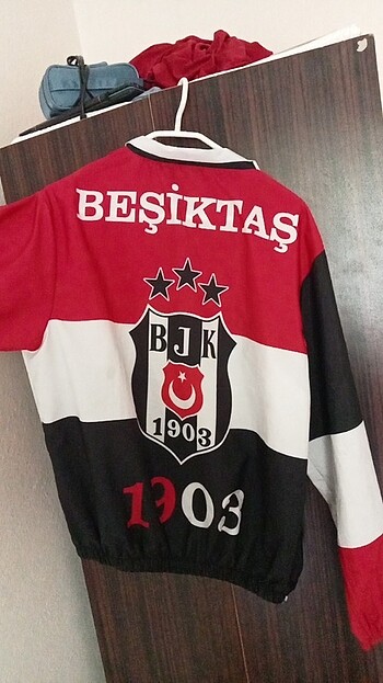 Beşiktaş taraftarı yağmurluk