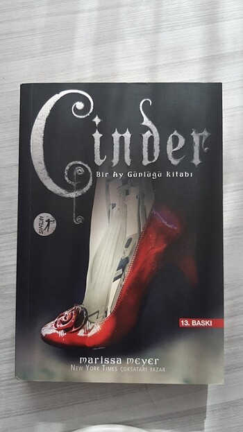 Ay Günlüğü Serisi ilk üç kitap( Cinder, Scarlet, Cress)