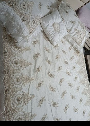 İşlemeli Beyaz Yatak Örtüsü - Görsel 3