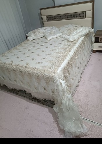 İşlemeli Beyaz Yatak Örtüsü - Görsel 2